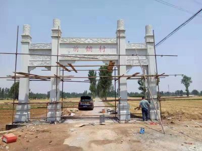 前鋪村三門立柱式石牌坊安裝現(xiàn)場(chǎng)